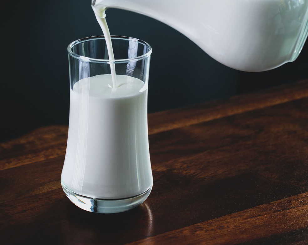 Criadores estão precisando vender 42,5 litros de leite para comprar uma saca de milho. — Foto: Eiliv-Sonas Aceron/Unplash