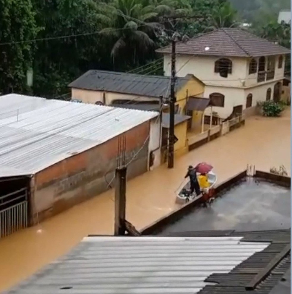Um barco foi usado pra resgatar pessoas ilhadas, em Santa Leopoldina. — Foto: Reprodução TV Gazeta