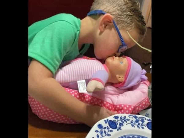 Menino pede boneca de presente para se tornar um bom pai (Foto: Reprodução/Facebook)
