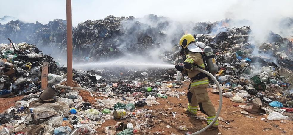 Fogo atinge lixão em Cruzeiro do Sul — Foto: Arquivo/CBM-AC
