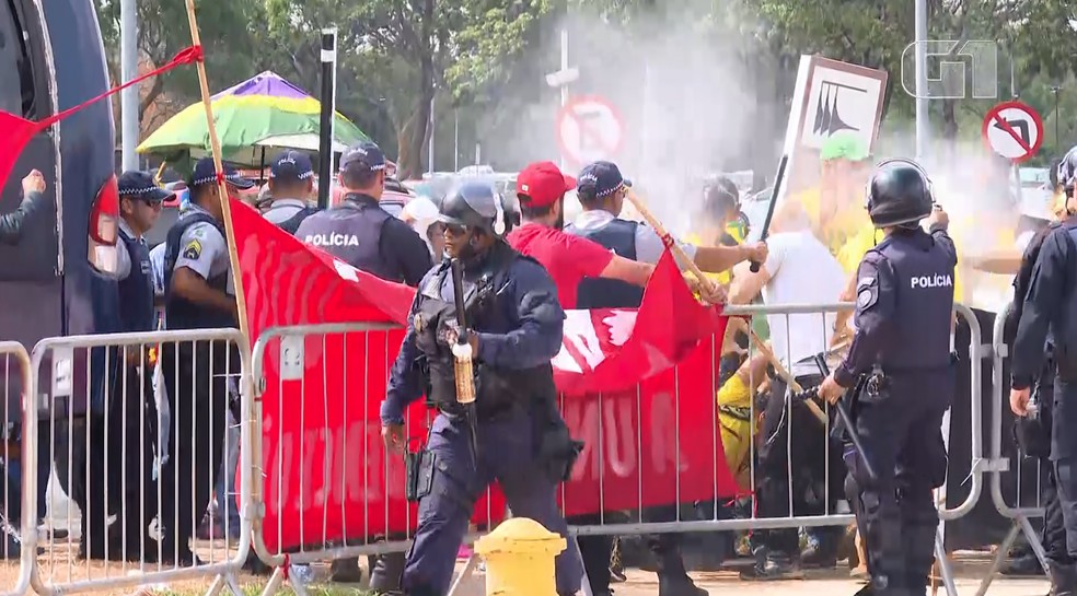 Confronto entre manifestantes e PM em frente ao STF — Foto: Reprodução/TV Globo