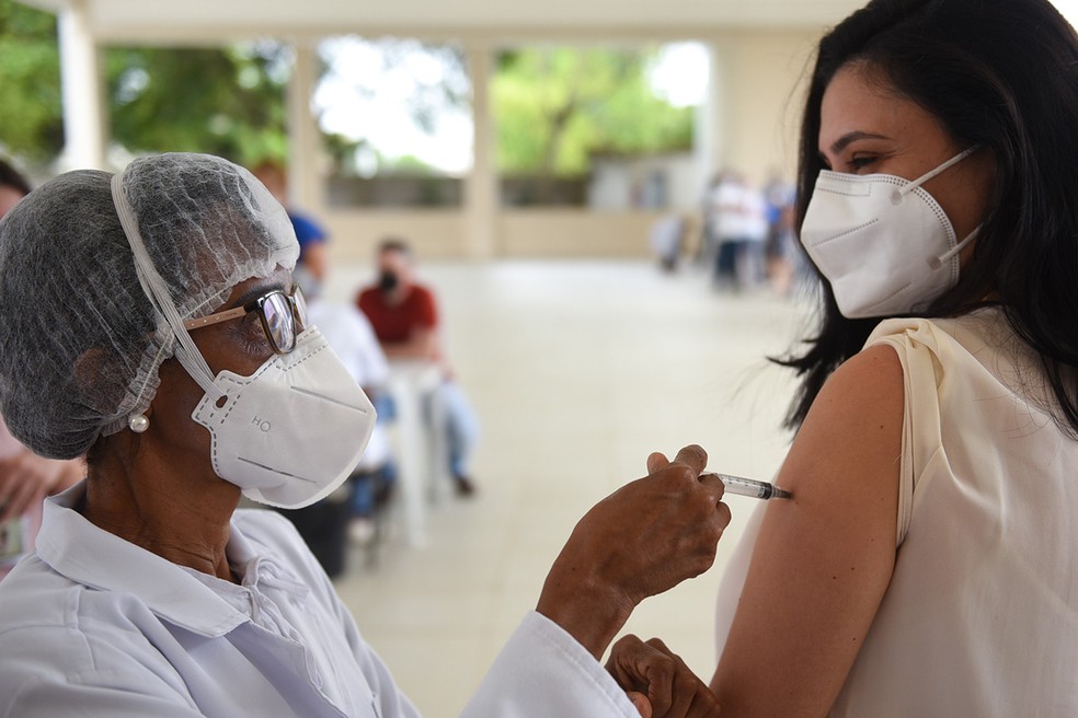 Mulher é imunizada contra a Covid-19 — Foto: César Ferreira/Prefeitura de Campos