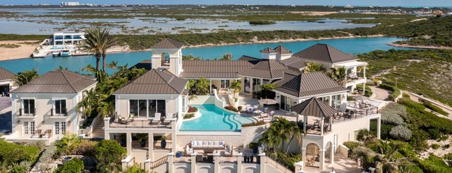 Imagem aérea de Emara Estate, a propriedade em Turks e Caicos que já foi de Prince e agora está disponível para aluguel por temporada — Foto: Reprodução / One Fine Stay