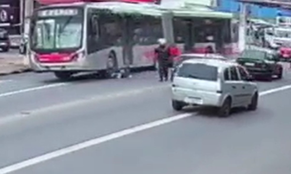 Ônibus passou por cima de moto em SP — Foto: Reprodução
