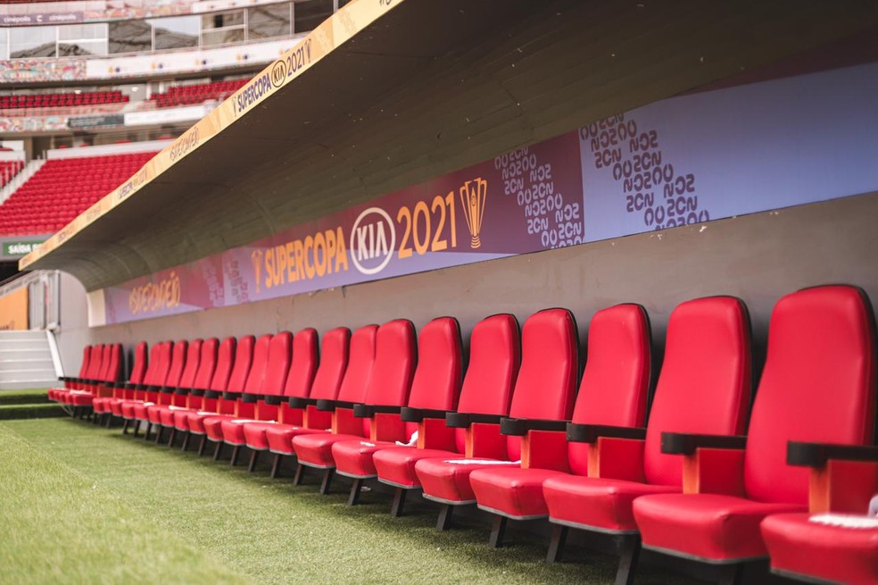 Banco de reservas decorado para final da Supercopa — Foto: Ricardo Ribeiro