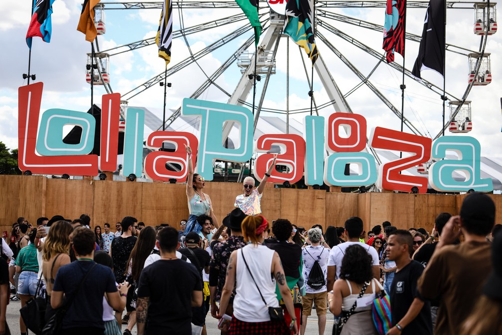 Público curte o sol e as atrações no Lollapalooza 2018 — Foto: Fabio Tito/G1