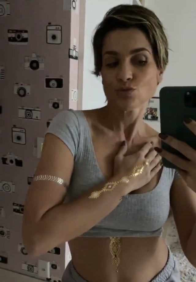 Flávia Alessandra se diverte com as filhas brincando de tatuagens temporárias (Foto: Reprodução/Instagram)
