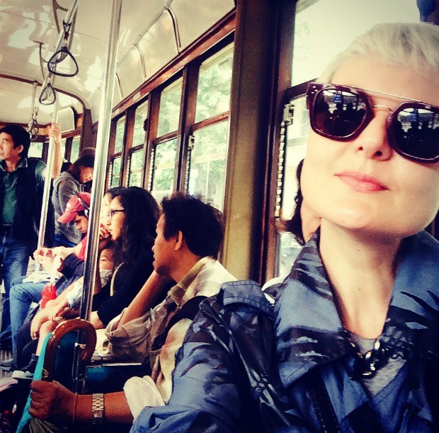 A repórter Larissa Lucchese a bordo de um dos charmosos bondes de Milão (Foto: Larissa Lucchese / Marie Claire)