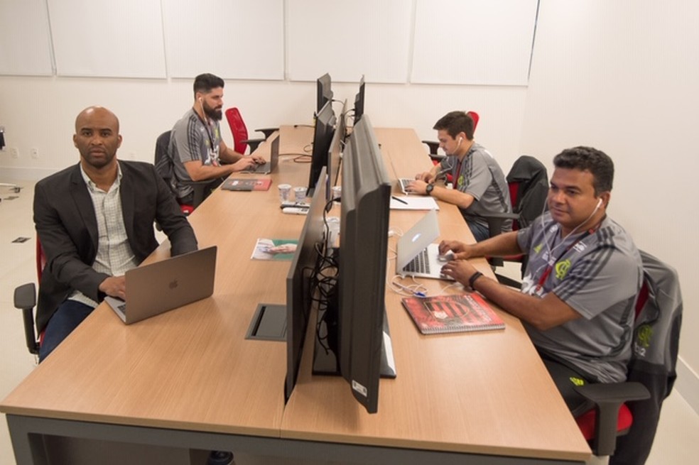 Fabinho (esq.) &eacute; o chefe do Departamento de Scout do Flamengo &mdash; Foto: Arquivo Pessoal
