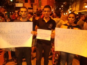 Internautas dizem que manifestação seguiu pacífica com acompanhamento da Polícia Militar de Caratinga. (Foto: Cleryanne Cevidanes / VC no G1)