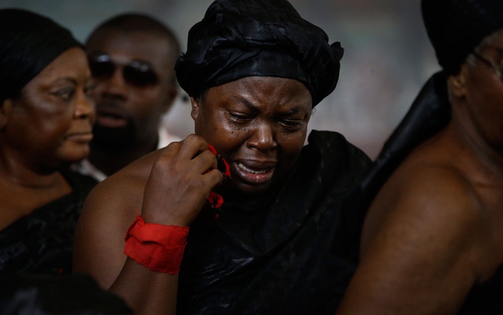 Mulher chora durante o velório do ex-secretário Geral da ONU, Kofi Annan, em Acra, Gana, na quarta-feira (12) — Foto: AP Photo/Sunday Alamba