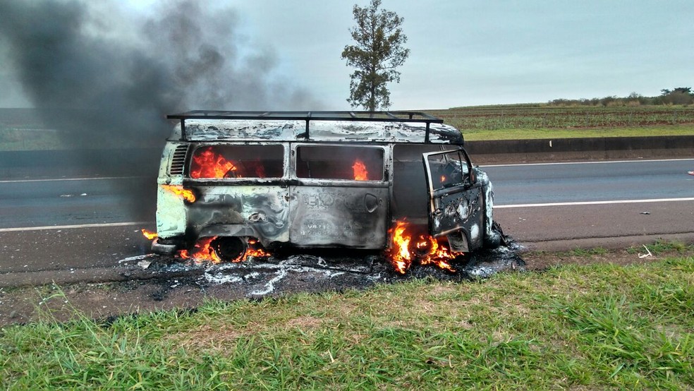 Fogo se alastrou rapidamente e tomou conta de todo o veículo (Foto: Arquivo pessoal)