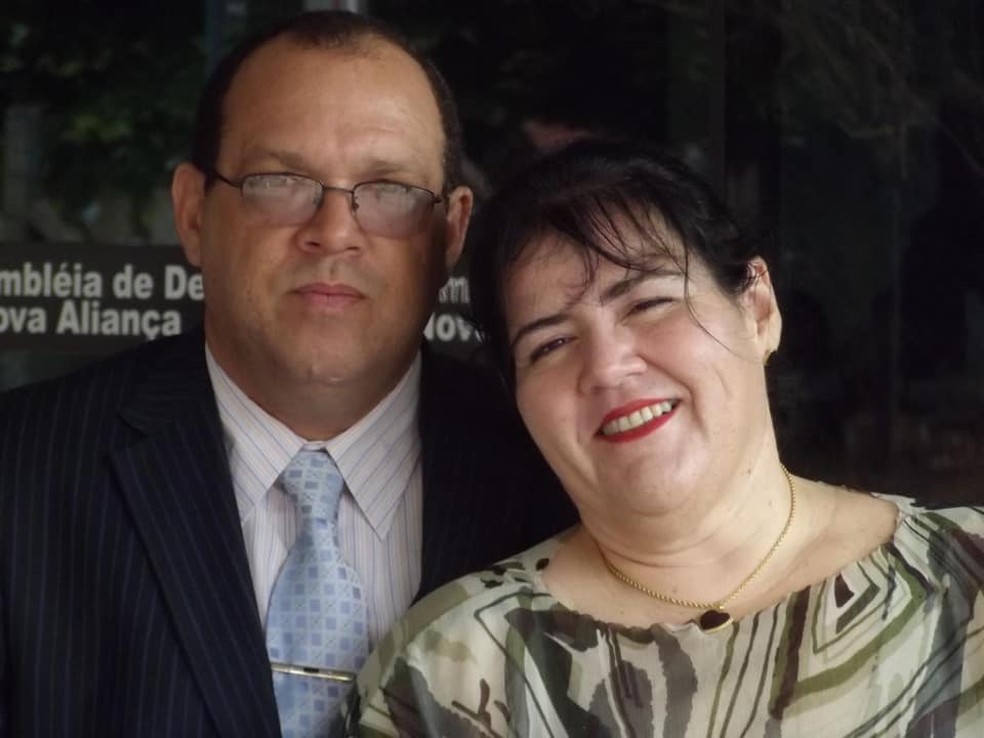 Pastor Robson Ramos da Cruz, de 56 anos, e a mulher dele, Vicentina de Oliveira Brito Ramos da Cruz, de 53, estavam desaparecidos desde sexta-feira (23) quando deveriam ter voltado de Cuiabá para Arenápolis, onde moravam — Foto: Facebook