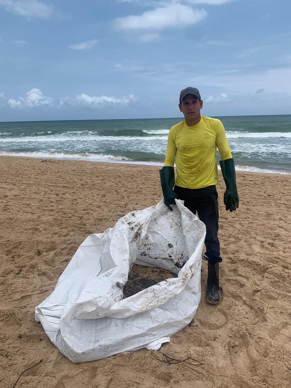 O analista Rafael Fonseca, de 36 anos, que é integrante do grupo Guardiões do Litoral e trabalhou como voluntário na praia de Barra do Jacuípe, em Camçari (BA), para limpar as manchas de óleo — Foto: Arquivo pessoal