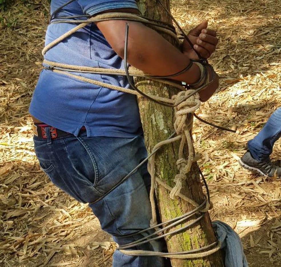 Motorista por aplicativo é sequestrado e encontrado amarrado em árvore, em região de mata em Salvador — Foto: Divulgação/Polícia Militar da Bahia