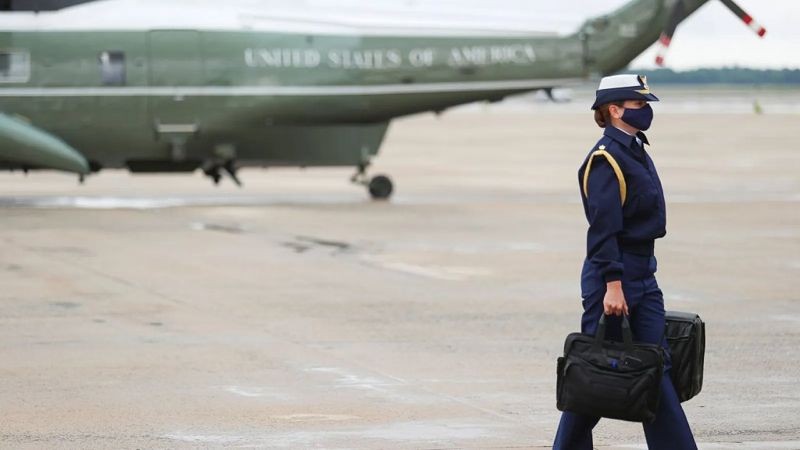 Um assistente militar dos EUA carrega códigos de lançamento nuclear (Foto: Reuters via BBC News)