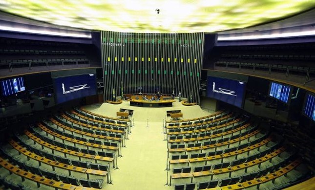O plenário vazio da Câmara dos Deputados
