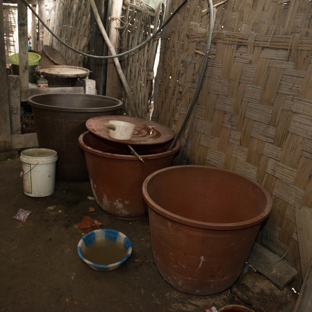 Espaço para lavar roupas na casa da família Liang, na China — Foto: Jonathan Taylor/Dollar Street