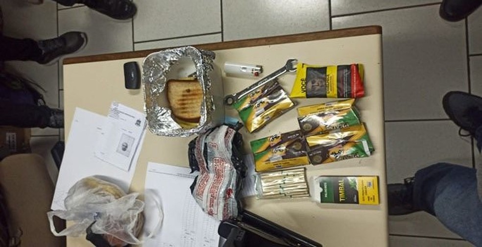Agente penitenciário tentou entrar com fumo em pote de sorvete, na Casa de Custódia de Londrina — Foto: Gaeco/Divulgação 