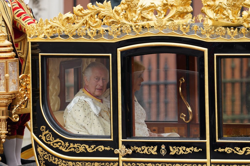 Charles e Camilla na carruagem, à caminho da Abadia de Westminster — Foto: Getty Images