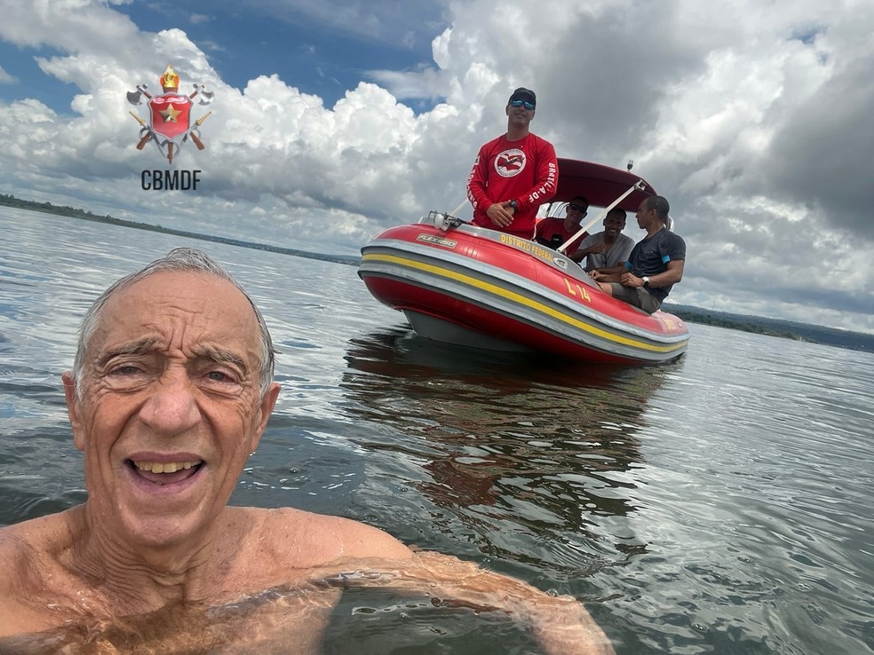 Presidente de Portugal, Marcelo Rebelo de Sousa, tira selfie com bombeiros enquanto nadava no Lago Paranoá, em Brasília — Foto: CBMDF/Reprodução