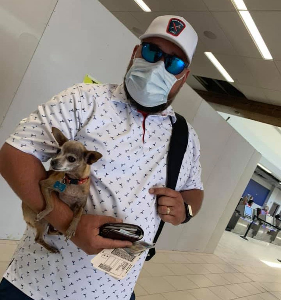 Jared Owens e sua cachorrinha, Icky, no aeroporto de Lubbock, no Texas — Foto: Reprodução/Facebook/Jared Owens