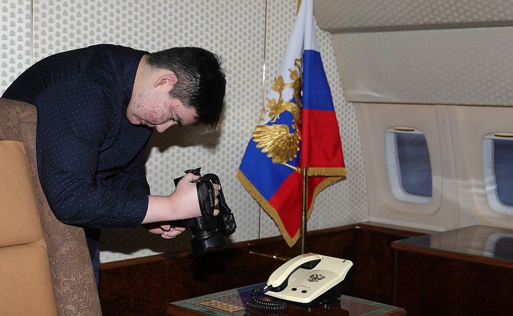 Estudante Arslan Kaipkulov, que sonhava em fazer um vídeo do avião presidencial de Putin, foi autorizado a entrar — Foto: Reprodução/Twitter/Kremlin