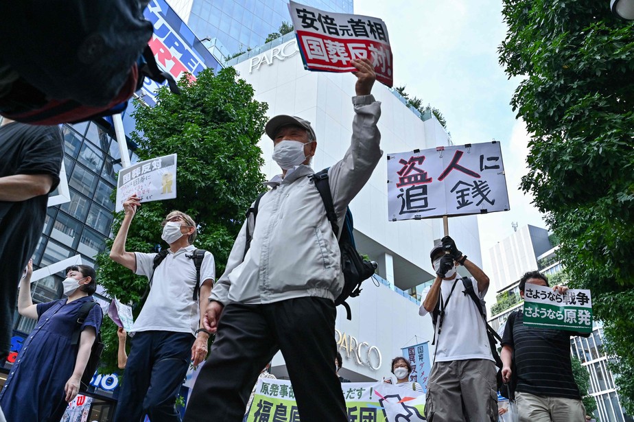 Pessoas protestam em Tóquio contra o financiamento do governo japonês para o funeral do falecido primeiro-ministro Shinzo Abe