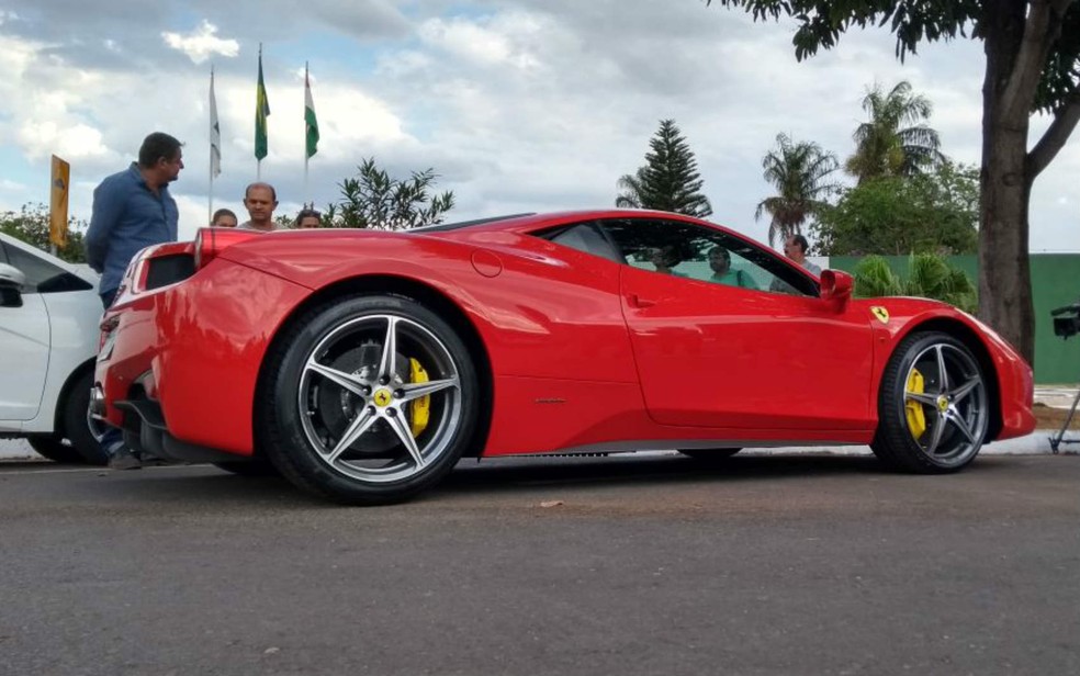 Ferrari apreendida com supostos envolvidos com a moeda virtual falsa Kriptacoin (Foto: Polícia Civil do DF/Divulgação)