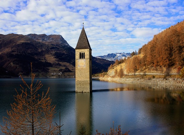 8-lake-resia-lugares-incriveis-lago-torre-igreja (Foto: Thinkstock)