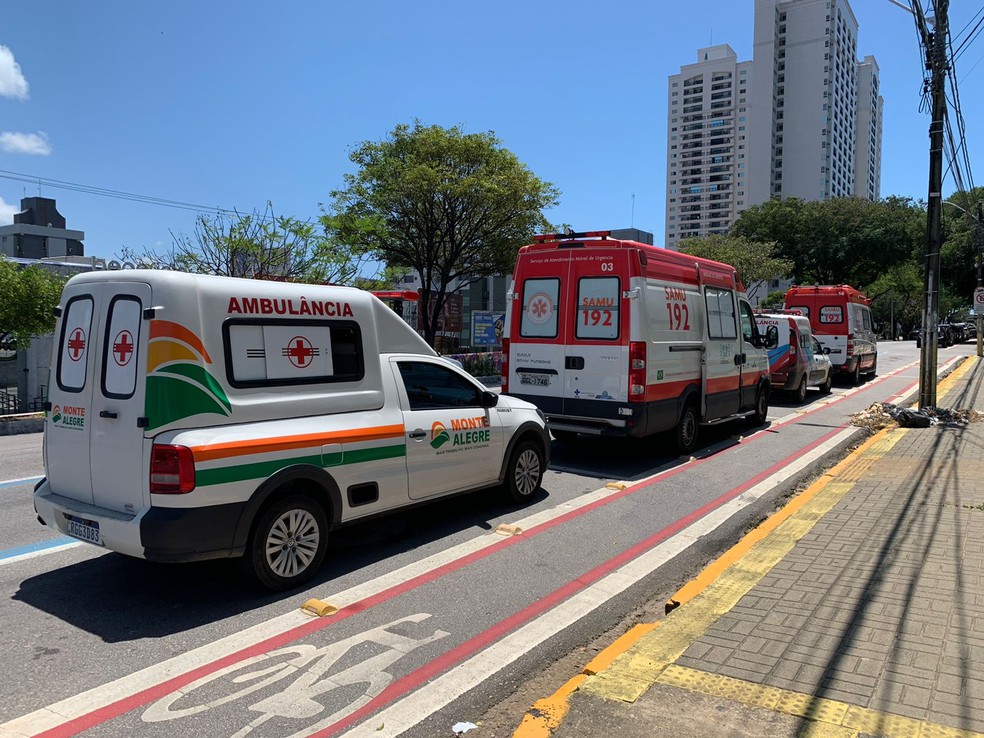 Ambulâncias às margens da avenida Salgado Filho, em frente ao Hospital Walfredo Gurgel, em Natal — Foto: Gustavo Brendo/Inter TV Cabugi