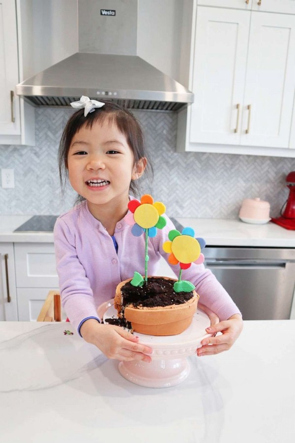 Mini-confeiteira de 4 anos bomba na internet fazendo bolos temáticos cheios de cores (Foto: reprodução/Instagram @thecakinggirl)