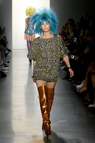 NEW YORK, NEW YORK - SEPTEMBER 06: Lily Aldridge walks the runway for Jeremy Scott during New York Fashion Week: The Shows at Gallery I at Spring Studios on September 06, 2019 in New York City. (Photo by Mike Coppola/Getty Images for NYFW: The Shows) (Foto: Getty Images for NYFW: The Shows)