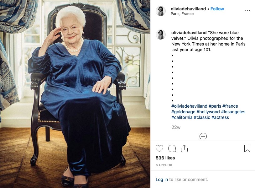 A foto compartilhada por Olivia Havilland, celebrando seus 103 anos, que inspirou o registro de Julie Newmar (Foto: Instagram)
