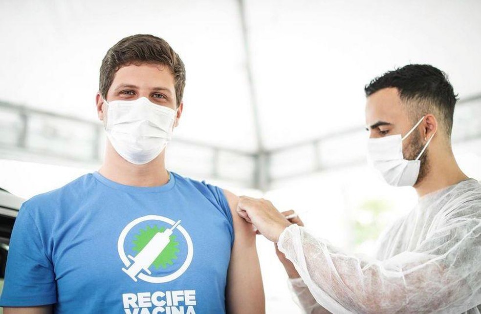 Prefeito do Recife, João Campos (PSB), tomou a primeira dose de vacina contra a Covid, nesta quarta (4) — Foto: Reprodução/Redes sociais