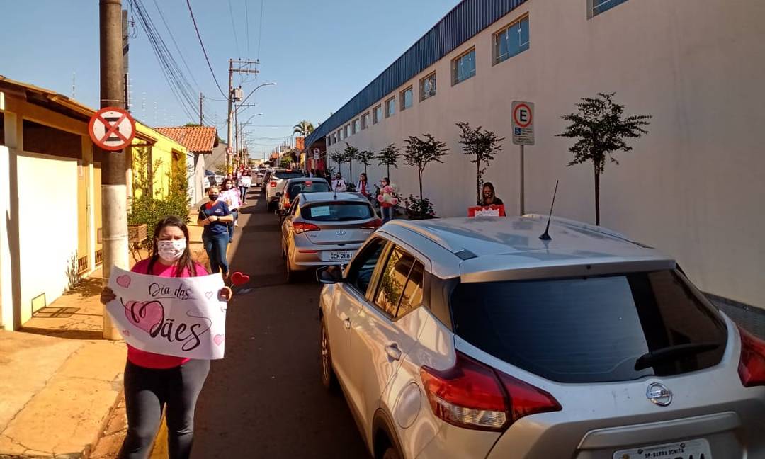 Colégio faz homenagem de Dia das Mães com drive-thru e cartazes de carinho em Barra Bonita