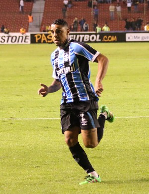 Chute do meio de campo dá a jogador do Grêmio o posto de abusado