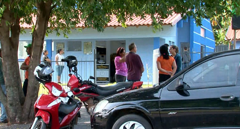 Sepultamento da jovem ocorreu no final da manhã de quinta-feira (10) — Foto: reprodução/RPC