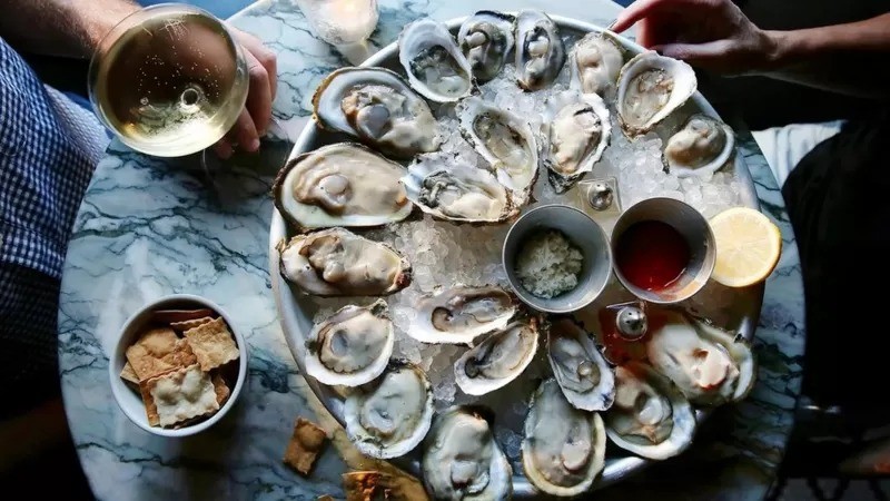 A queda na oferta de ostras levou a um aumento do preço, e o produto tornou-se de luxo (Foto: MARIANNA MASSEY/GETTY IMAGES)