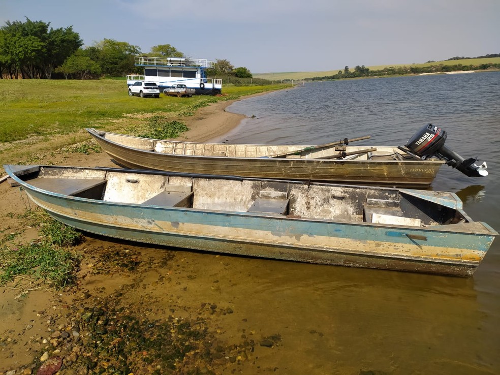 Próximo ao local, também estavam o barco e a rede de pesca.  — Foto: Corpo de Bombeiros /Divulgação