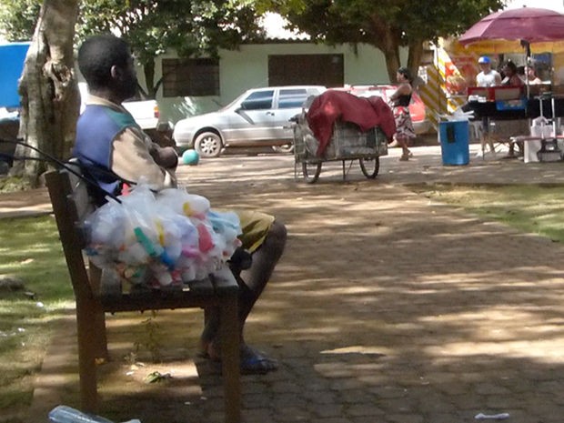 Bruno em banco de praça em Chapada em imagem registrada no mês de junho, quando ainda vivia na cidade. (Foto: Renê Dióz / G1)