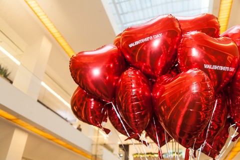 A decoração do JK Iguatemi: muito balões em formato de coração!    