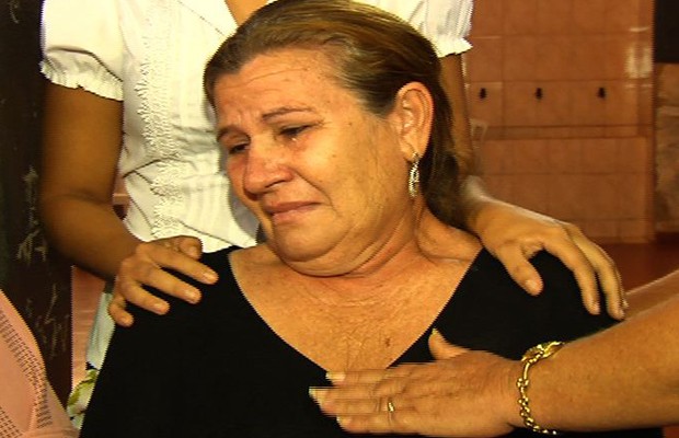 Maria de Lourdes Batista dos Anjos chora a morte da filha em acidente em Goiânia, Goiás (Foto: Reprodução/TV Anhanguera)
