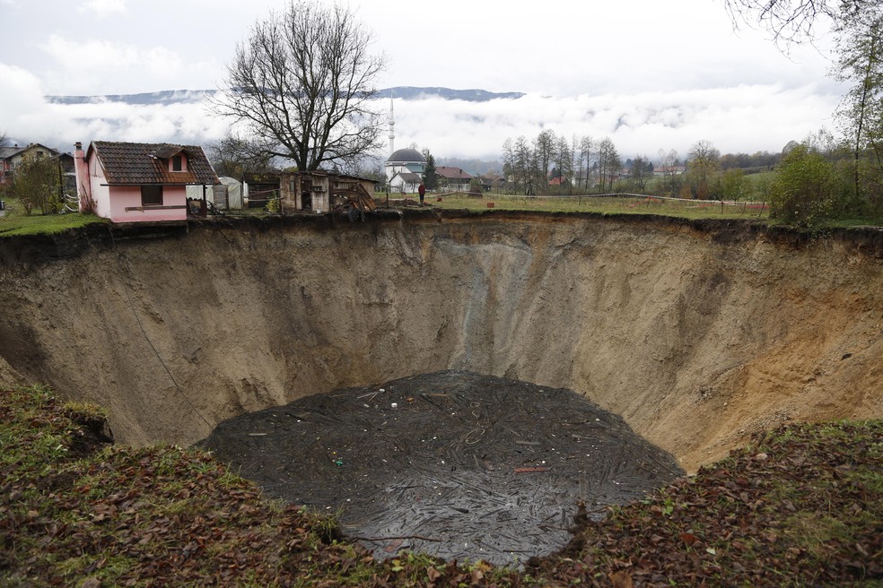 Lagoa desaparece na vila de Sanica, na Bósnia, em 2013 — Foto: Amel Emric/AP/Arquivo