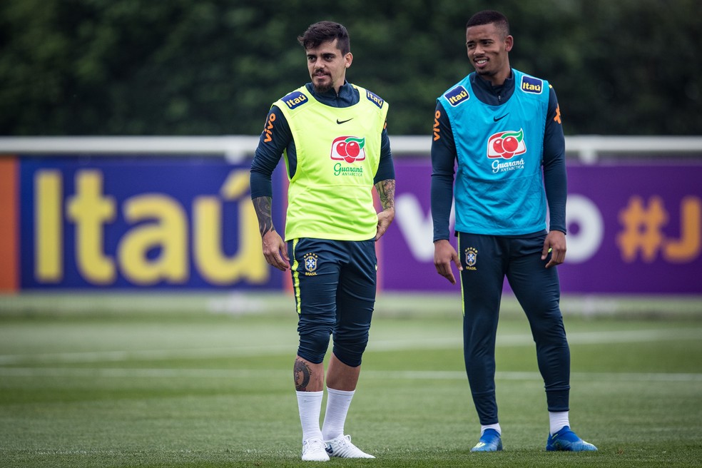 Fagner ao lado de Jesus: lateral está recuperado da lesão muscular na coxa direita (Foto: Pedro Martins / MoWA Press)