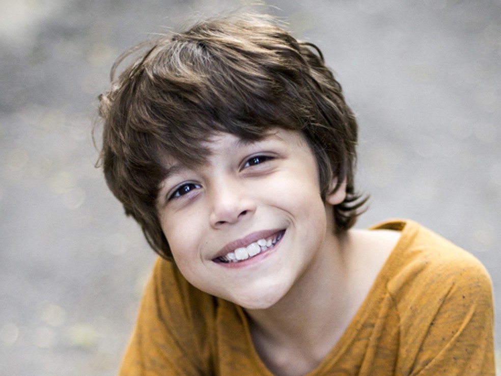 João Bravo interpreta Peter, o caçula de Paloma. Adora fazer vídeos para a internet — Foto: TV Globo