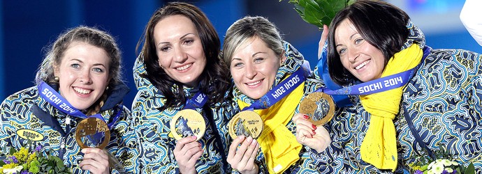 Medalhistas de ouro do biatlo da Ucrânia em Sochi (Foto: AP)