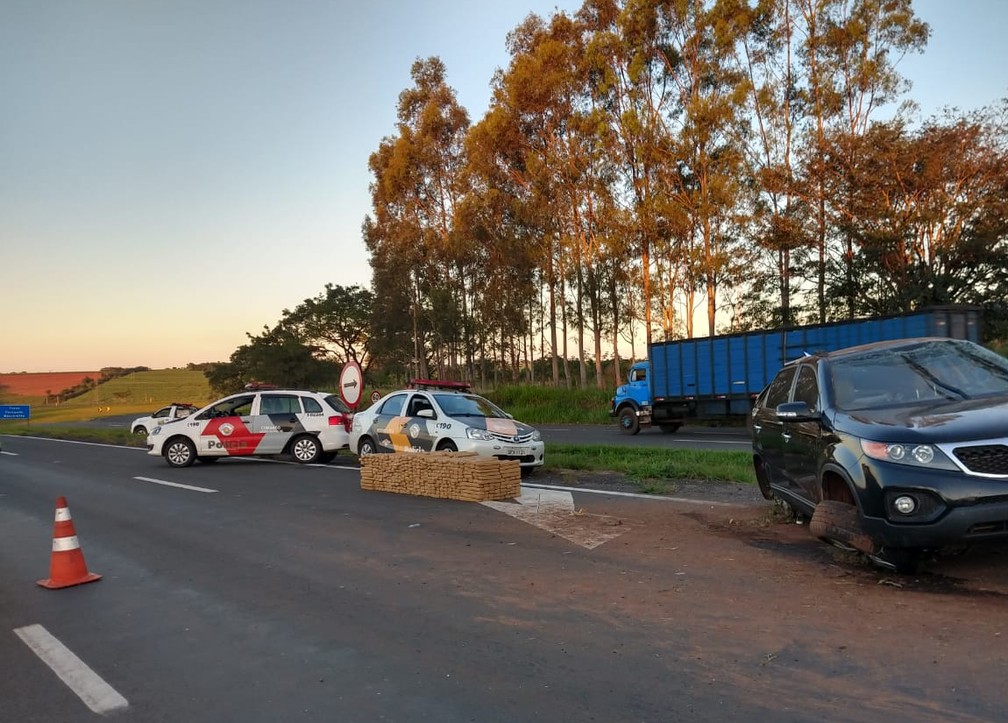 Homem foi preso suspeito de tráfico de drogas em Penápolis  — Foto: Divulgação/Polícia Rodoviária 