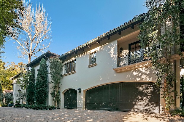 Fachada da casa de 1000 m² do casal de atores Sofia Vergara e Joe Manganiello em Beverly Hills (Foto: Sotheby’s International Realty / Divulgação)