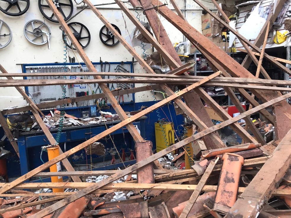 Desabamento deixou produtos da loja danificados — Foto: Corpo de Bombeiros/Divulgação